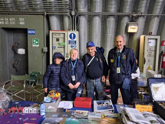Visitatori allo stand con cimeli, libri e materiale dell'associazione