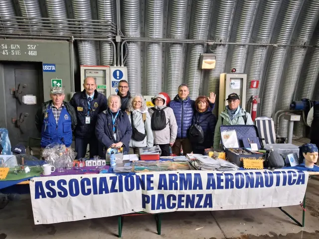 Foto di gruppo con gli amici di un'altra associazione allo stand di Piacenza