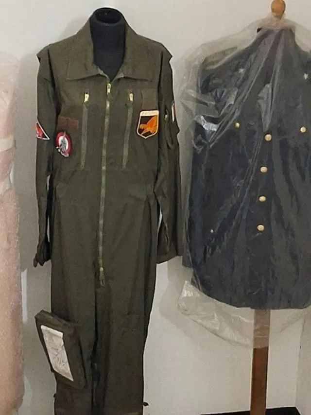 Una tuta da pilota e una giacca di divisa storica dell'Aeronautica Militare