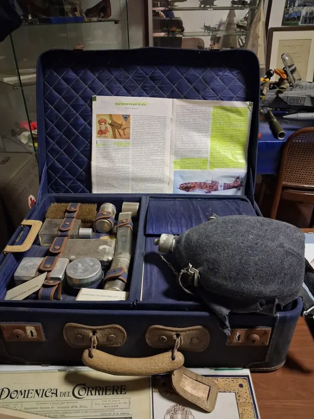 La valigia da viaggio in dotazione alla M.O.V.M. Luigi Gorrini, con il corredo e la borraccia