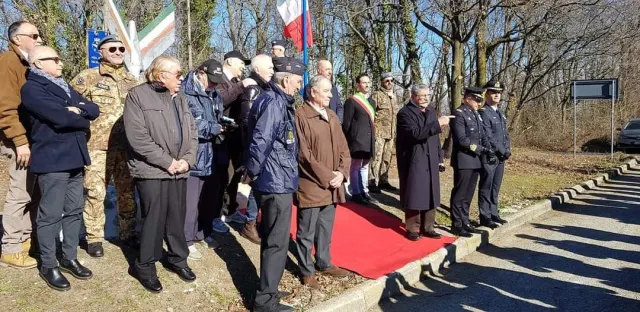 Autorità civili e militari e labari delle associazioni lungo il tappeto rosso