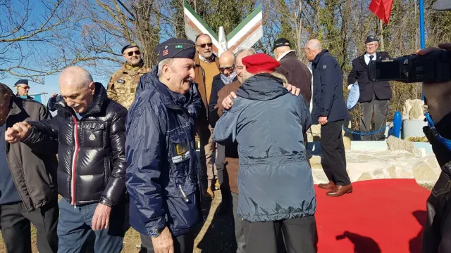 Saluti tra i partecipanti davanti al monumento