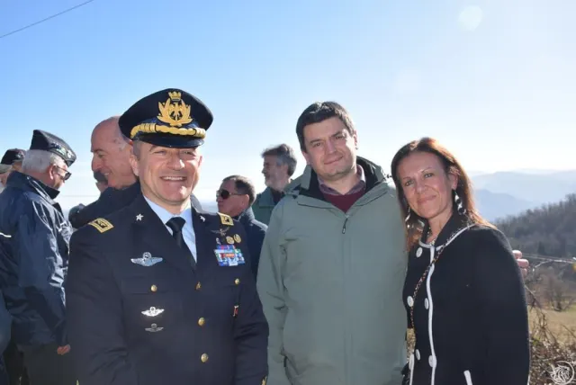 Un ufficiale dell'Aeronautica Militare con alcuni partecipanti