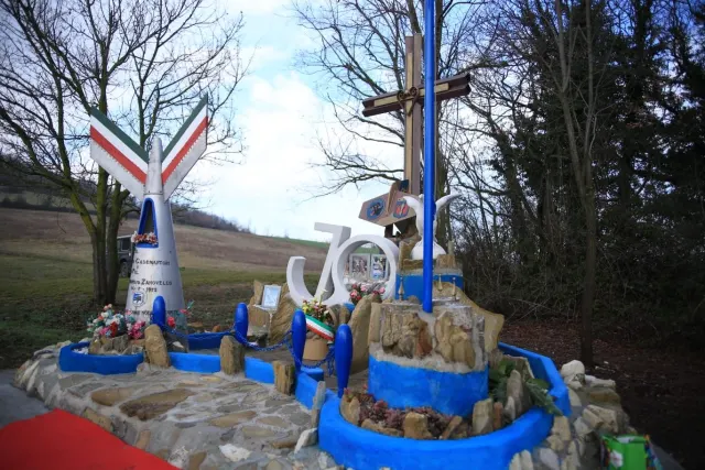 Il monumento di Mandrola addobbato per la cerimonia del 2025
