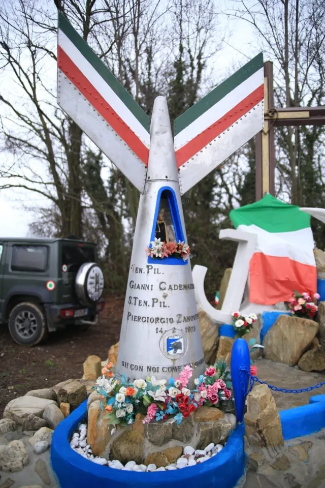 Il monumento con i nomi del tenente Cademartori e del sottotenente Zanovello