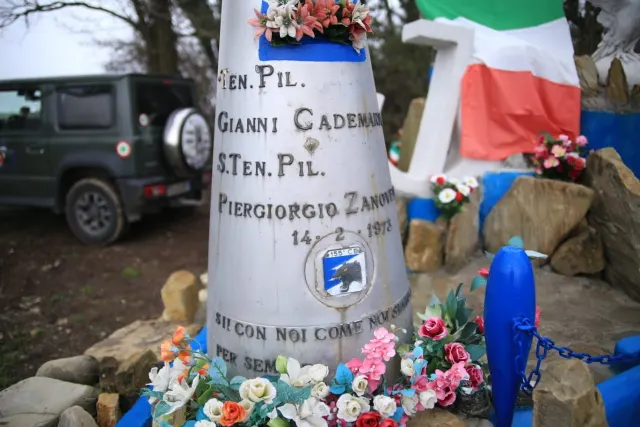 La dedica sul monumento ai due piloti caduti il 14 febbraio 1973