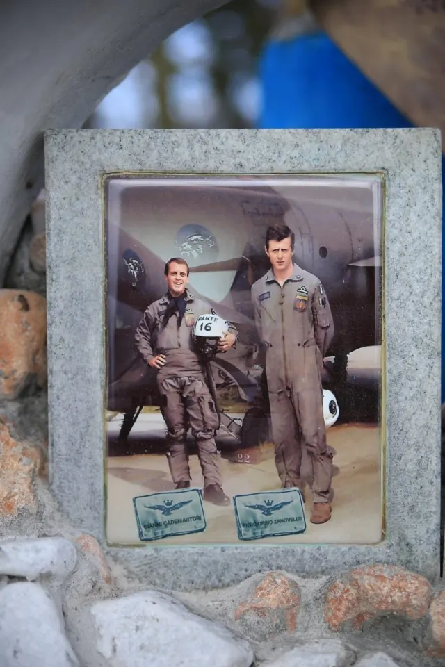 La fotografia dei due piloti posta al monumento