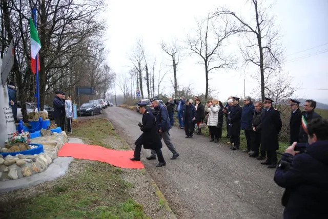 Partecipanti e autorità lungo la strada che sale al monumento
