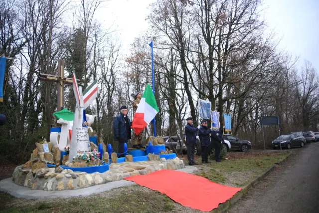La cerimonia davanti al monumento, con militari e stendardi