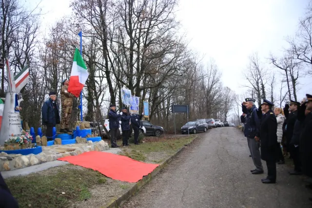 Il picchetto e i partecipanti schierati lungo la strada