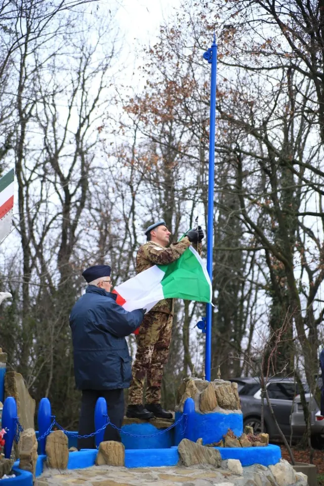 L'alzabandiera accanto al monumento