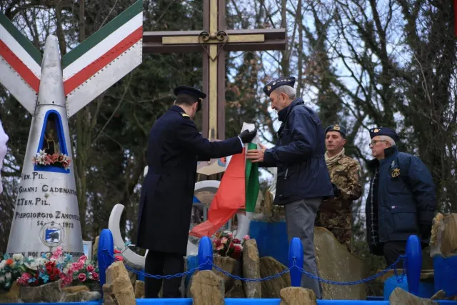 Il momento dello scoprimento davanti al monumento