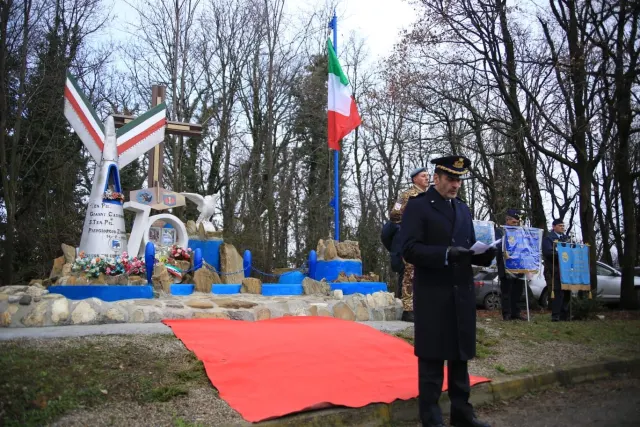 Un ufficiale dell'Aeronautica Militare prende la parola davanti al monumento