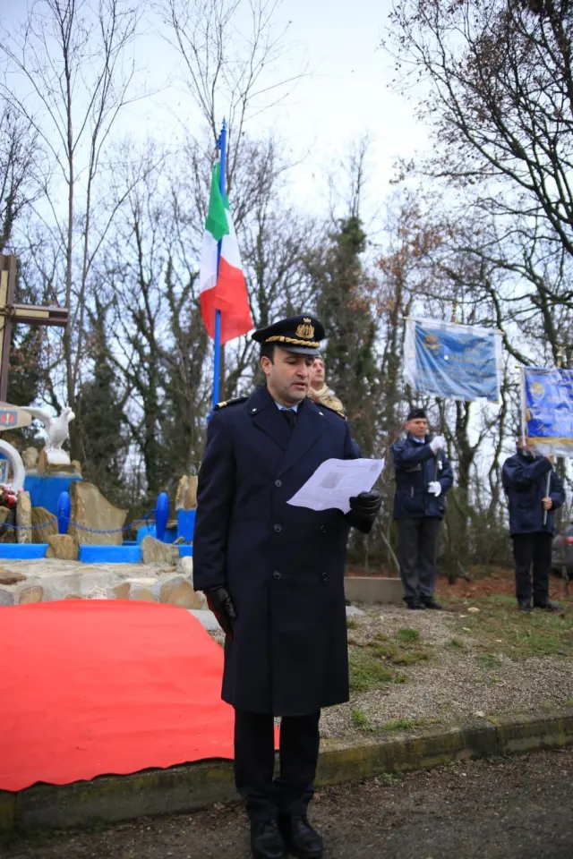 Un ufficiale dell'Aeronautica Militare legge durante la cerimonia
