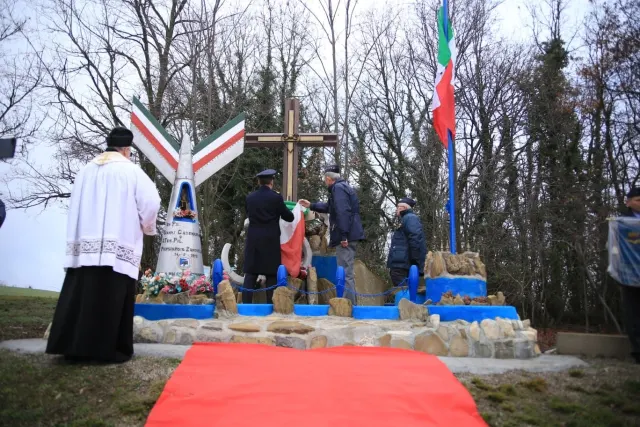 Il sacerdote e le autorità davanti al monumento
