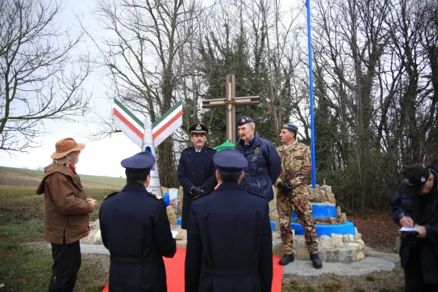 Partecipanti, ufficiali e militari davanti al monumento