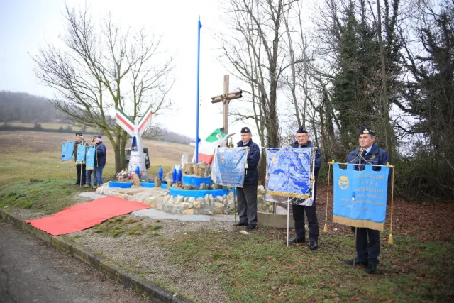 Gli stendardi delle associazioni d'arma accanto al monumento