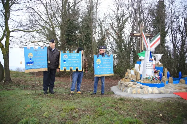 Gli stendardi dell'Associazione Arma Aeronautica schierati