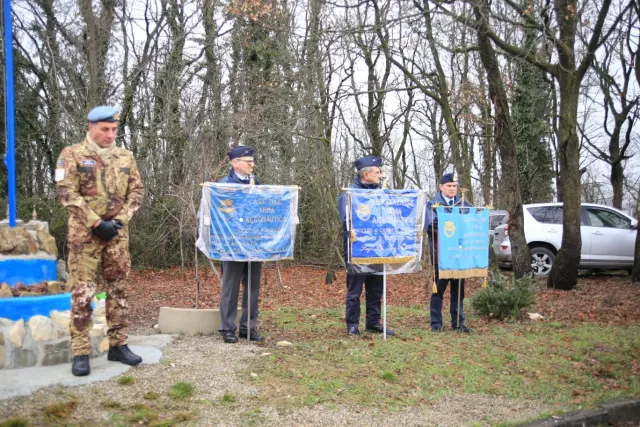 Stendardi e militari al termine della cerimonia