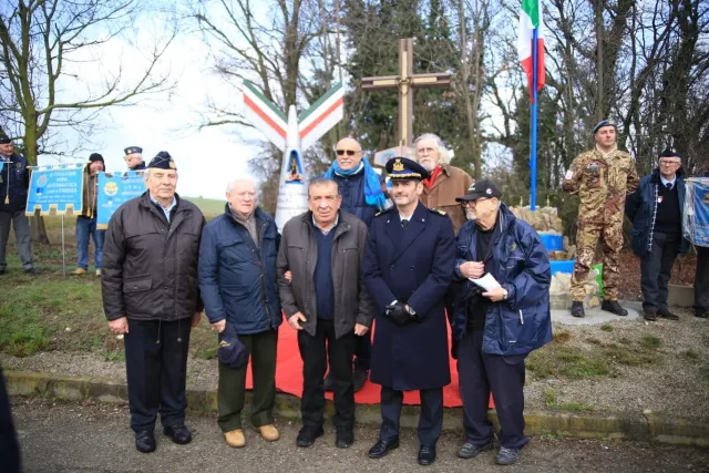 Foto di gruppo con soci, ufficiali e militari davanti al monumento