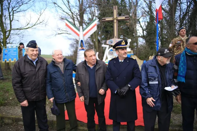 Foto di gruppo con un ufficiale dell'Aeronautica Militare
