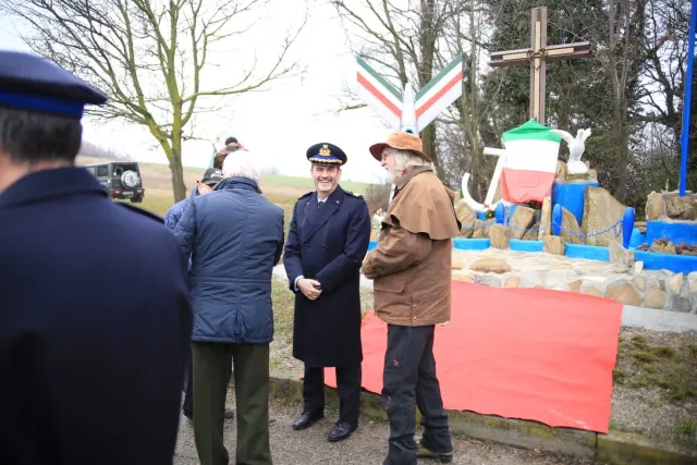 Ufficiali e partecipanti a colloquio dopo la cerimonia