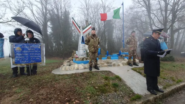 Lo stendardo della sezione di Treviglio e il picchetto ai lati del monumento