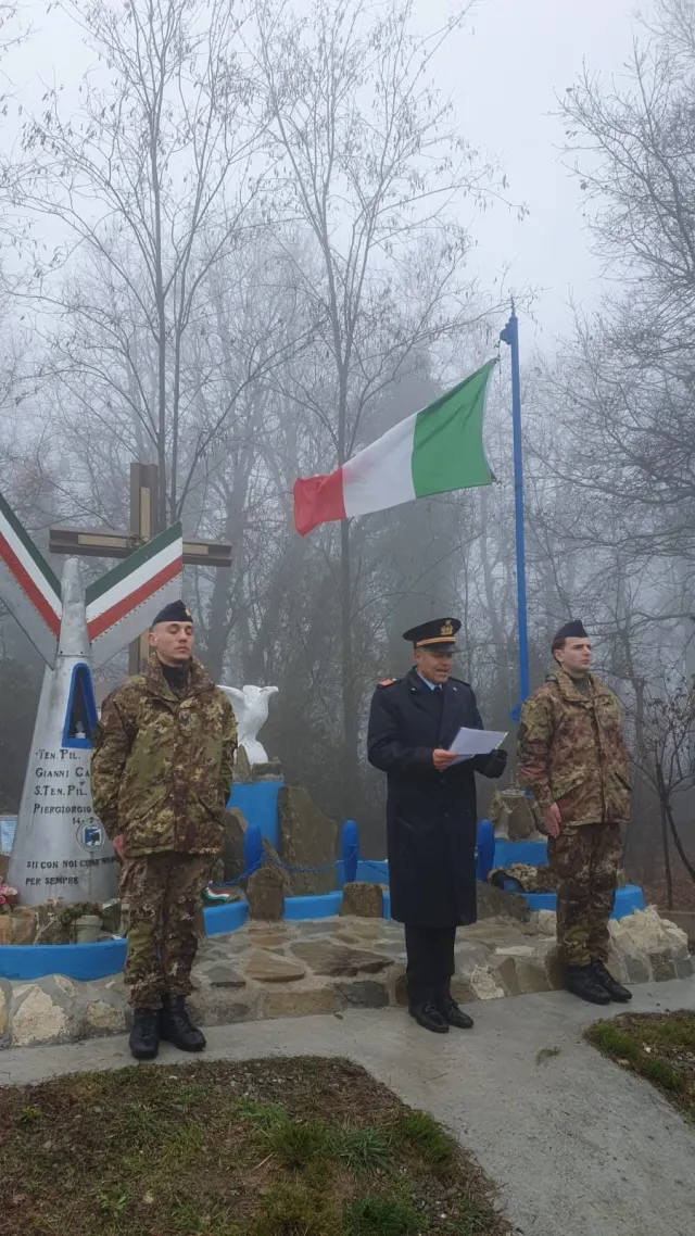 Il picchetto in uniforme e l'ufficiale dell'Aeronautica Militare davanti al monumento