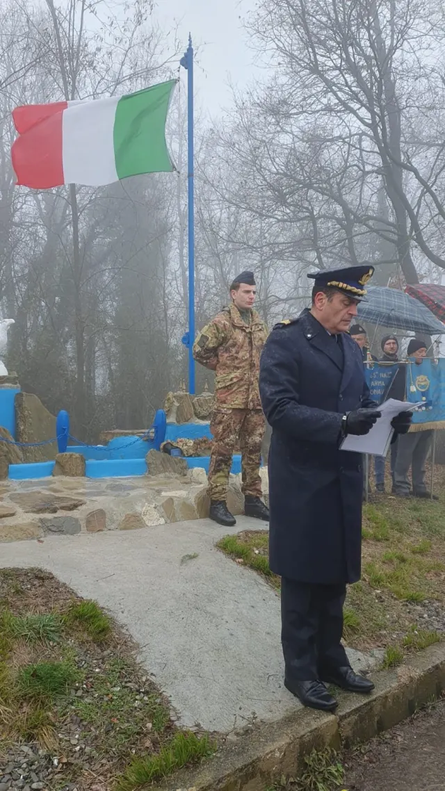 Un ufficiale dell'Aeronautica Militare prende la parola durante la commemorazione