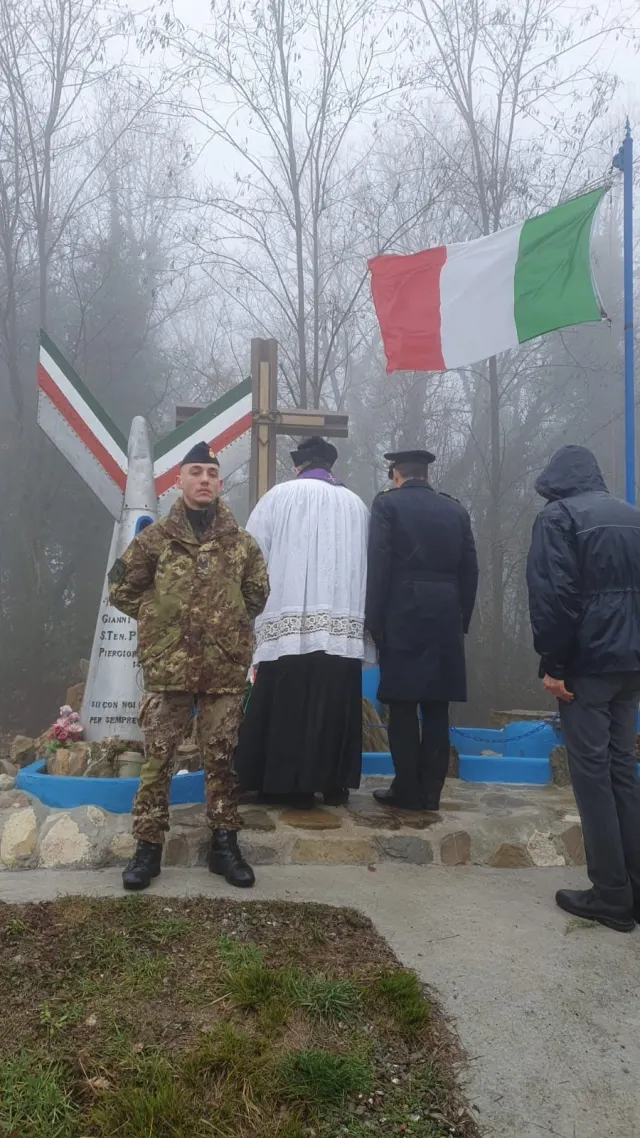Il sacerdote e un ufficiale davanti al monumento per la preghiera