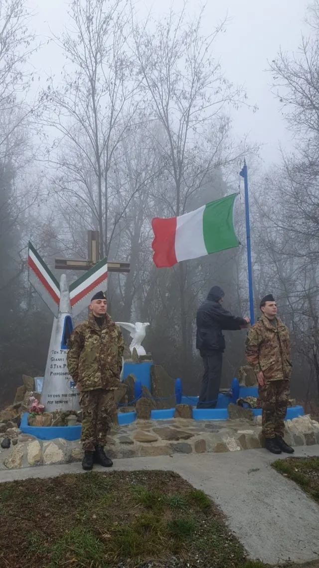 Il picchetto d'onore ai lati del monumento, sotto il tricolore