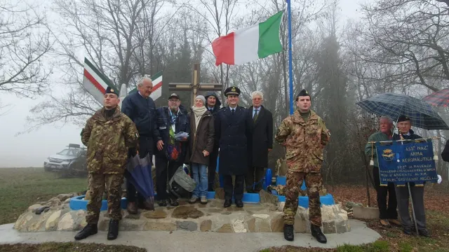 Partecipanti e militari riuniti davanti al monumento al termine della cerimonia