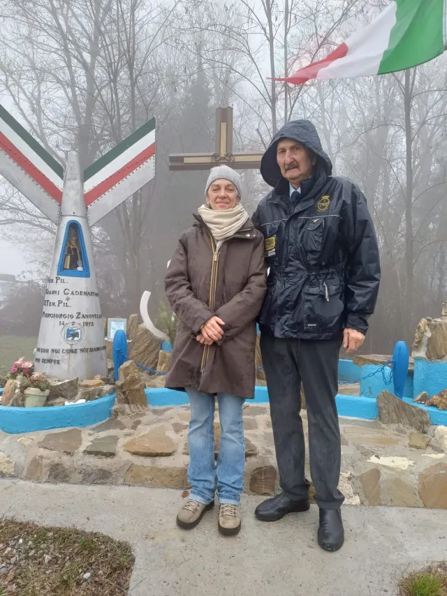 Due partecipanti davanti al monumento ai tenenti piloti Cademartori e Zanovello