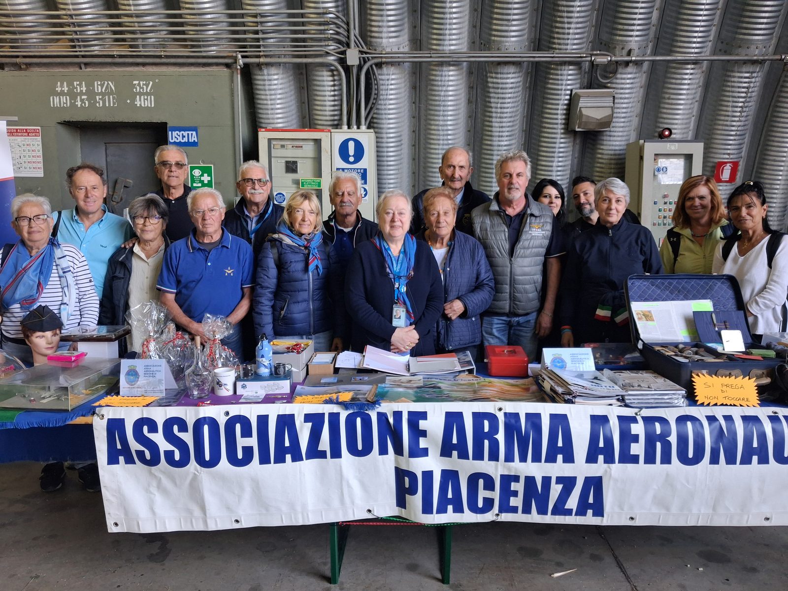 Un folto gruppo di amici in visita allo stand dell'Associazione Arma Aeronautica di Piacenza alla Balloon Cup 2026