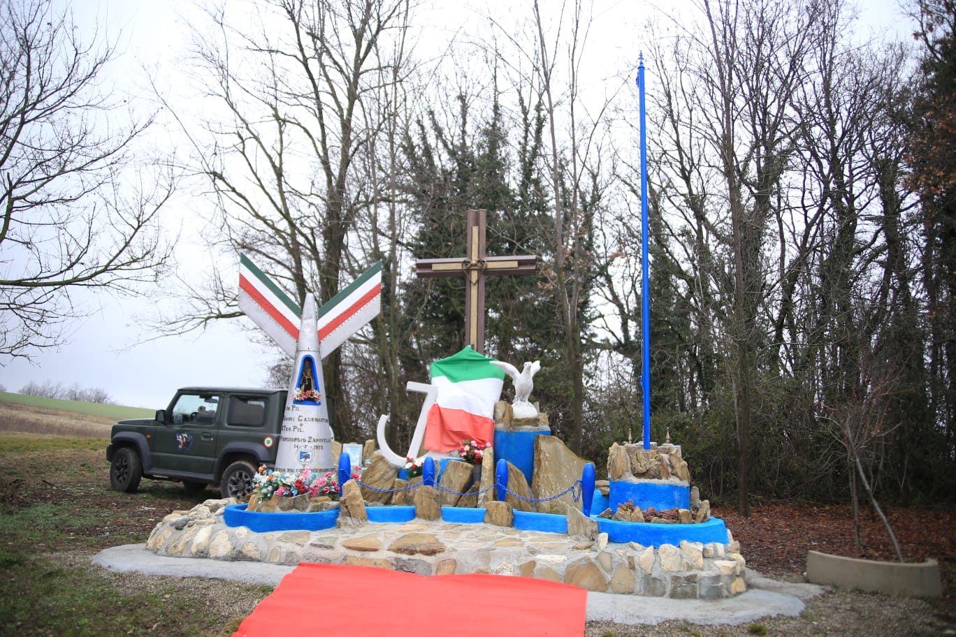 Il monumento di Mandrola con il tappeto rosso, pronto per la commemorazione del 2025