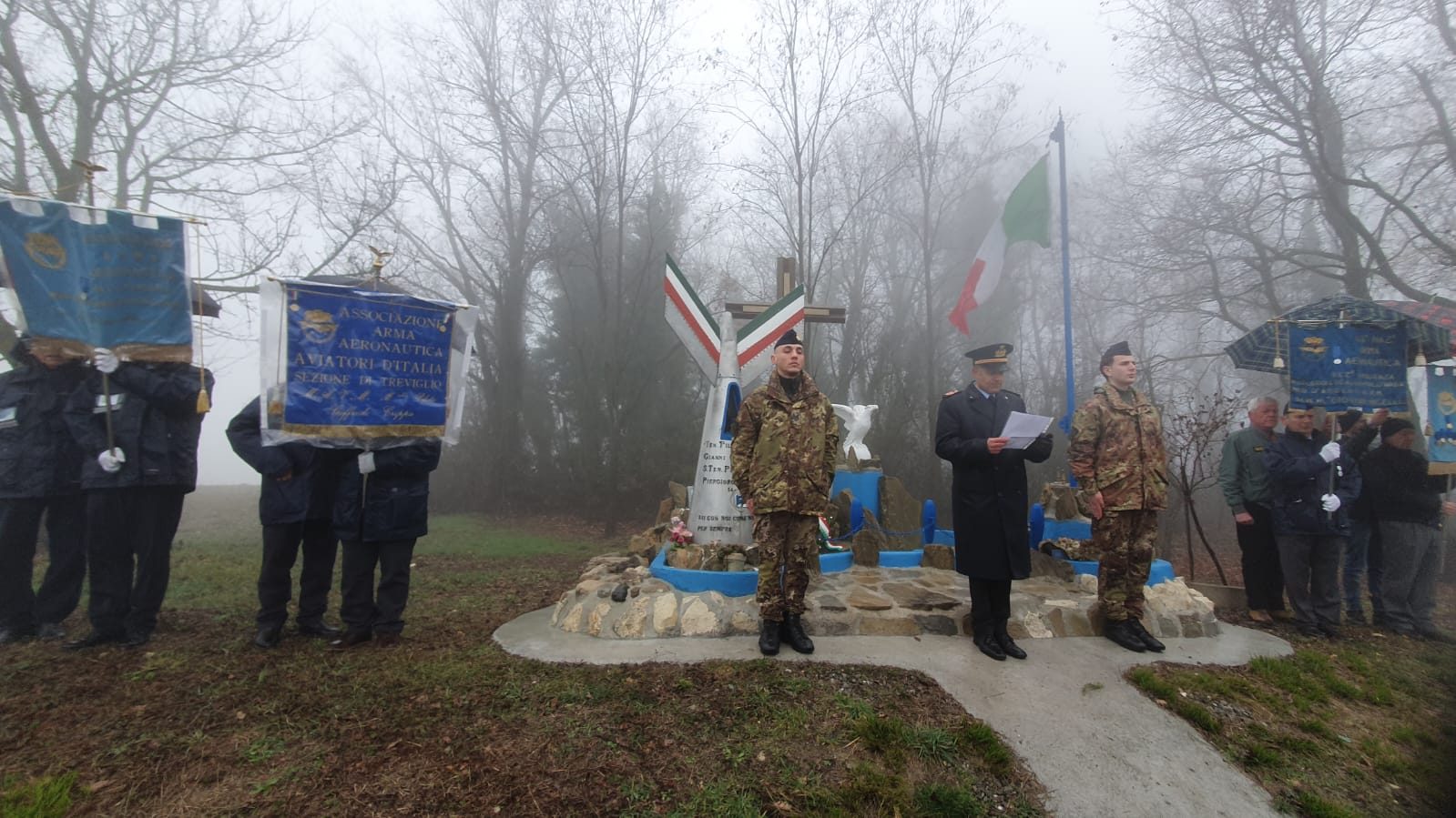 La cerimonia davanti al monumento di Mandrola: stendardi, picchetto militare e un ufficiale dell'Aeronautica